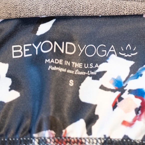 Consigned* NWT Beyond Yoga Navy Floral Top and Bottom Set, Sz Sm - Picture 5 of 7